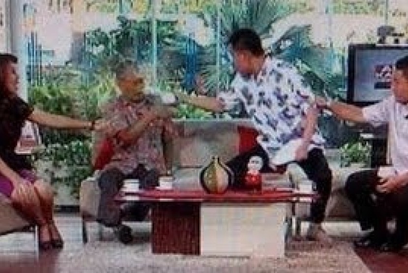 Juru bicara FPI Munarman (kedua dari kanan) setelah menyiram teh manis ke Thamrin Thamagola (kedua dari kiri)