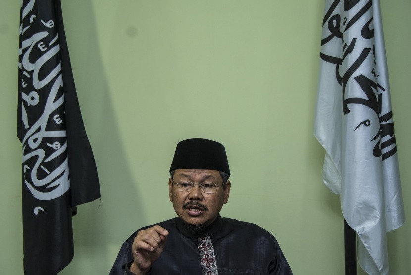Juru Bicara Hizbut Tahrir Indonesia (HTI) Ismail Yusanto memberikan keterangan pers terkait pembubaran ormas HTI di kantor DPP Hizbut Tahrir Indonesia (HTI), di Menteng Dalam, Tebet, Jakarta, Senin (8/5). 