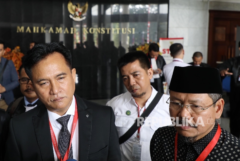 Lawyer Yusril Ihza Mahendra (left) with his client, former spokesperson of HTI Ismail Yusanto (right), at the Constitutional Court, Monday (August 7).
