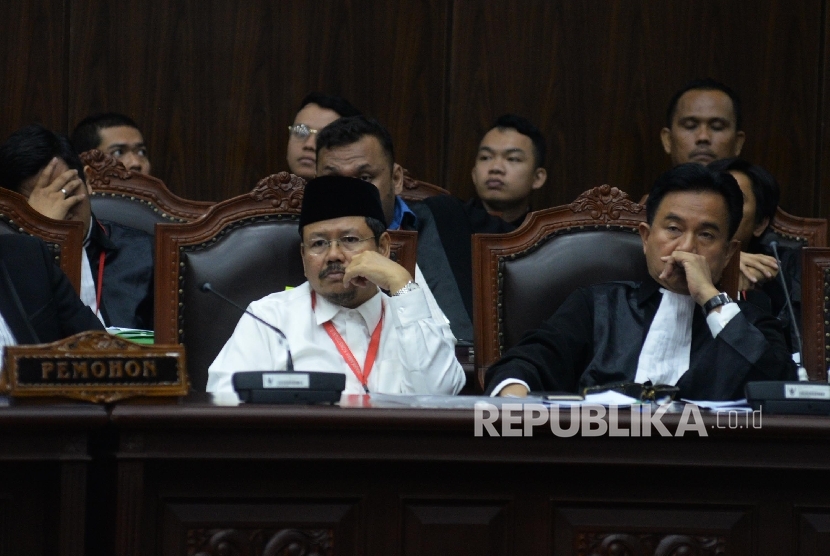 Juru bicara HTI Ismail Yusanto (kiri), didampingi Kuasa Hukum Yusril Ihza Mahendra saat menghadiri sidang Judicial Review atas Perppu Ormas di Gedung MK, Jakarta, Rabu (30/8).