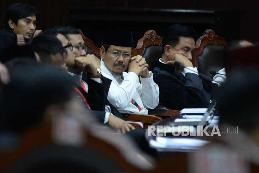 Juru bicara HTI Ismail Yusanto (kiri), didampingi Kuasa Hukum Yusril Ihza Mahendra saat menghadiri sidang Judicial Review atas Perppu Ormas di Gedung MK, Jakarta, Rabu (30/8).