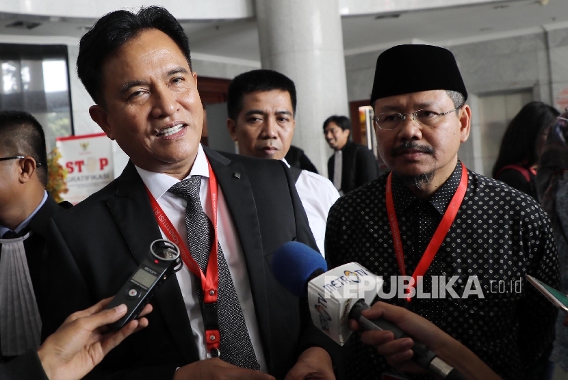 Juru bicara HTI Ismail Yusanto (tengah) didampingi kuasa hukum Yusril Ihza Mahendra (kedua kanan)