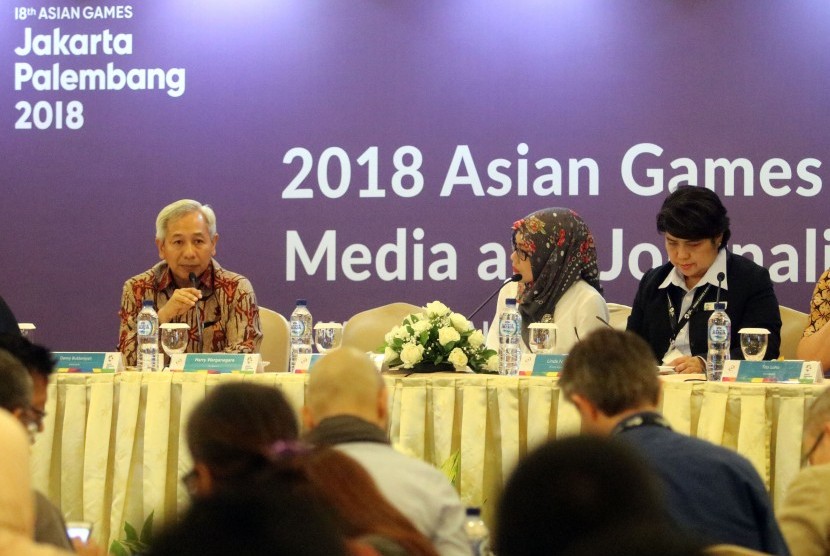 Juru Bicara Indonesia Asian Games Organizing Committe (INASGOC) Danny Buldansyah (kiri) memberikan penjelasan di depan peserta Forum Media Asian Games 2018 yang berlangsung di Hotel Atlet Century Park, Jakarta, Senin (27/11).