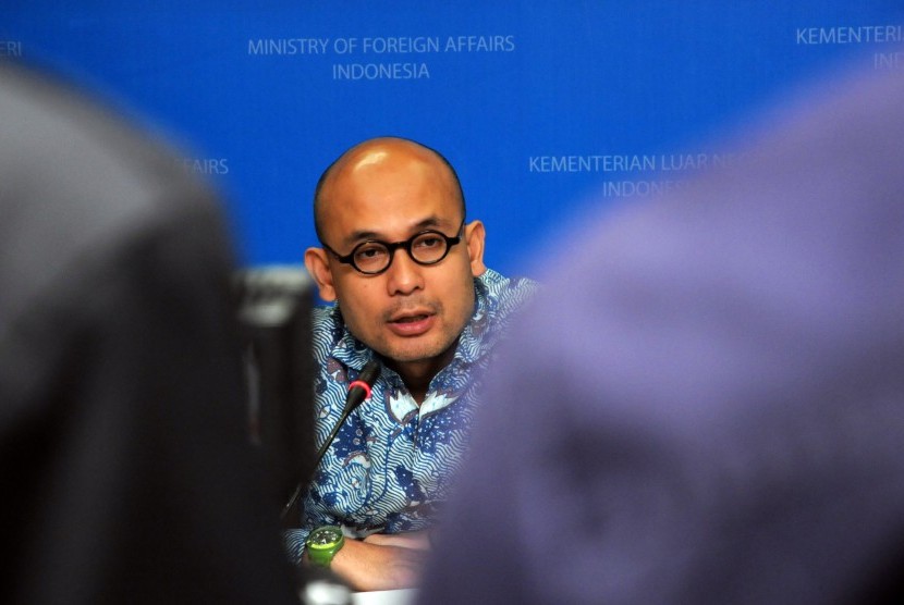 Juru Bicara Kemenlu Arrmanatha Nasir memberi keterangan pers terkait evakuasi warga negara Indonesia di Yaman saat menggelar pertemuan wartawan di Jakarta, Kamis (1/4).