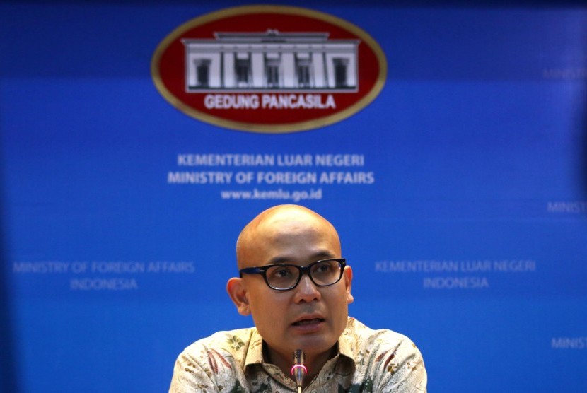 Juru Bicara Kementerian Luar Negeri Armananta Nasir memberikan paparan kepada wartawan saat Press Briefing di Jakarta, Kamis (28/4). 