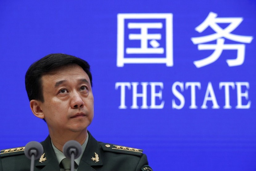 Juru bicara Kementerian Pertahanan Cina Wu Qian di Kantor Dewan Informasi Negara di Beijing, China, Rabu (24/7).