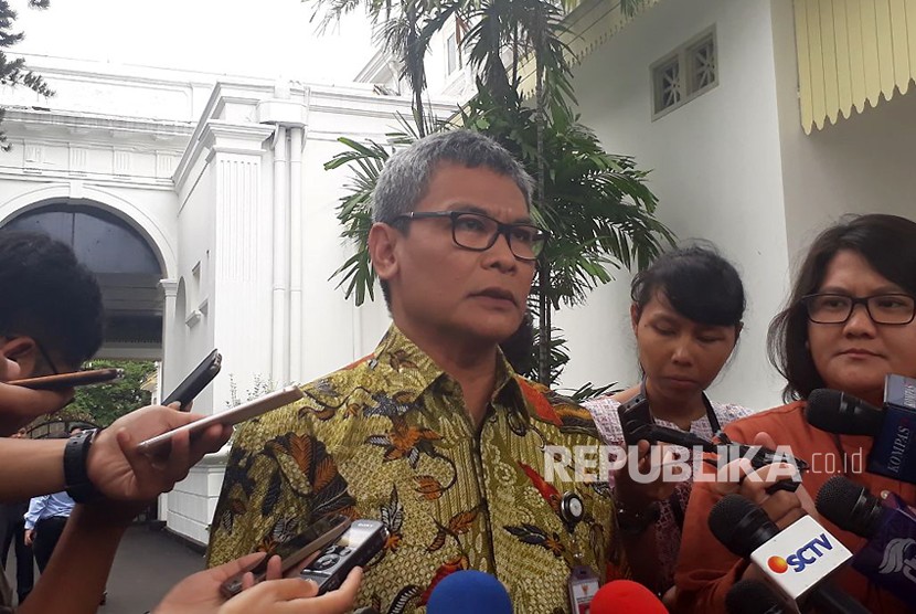 Johan Budi, the president's special staff for communication and information, explains extension of KPPU commissioners' term of office, Jakarta, on Wednesday.