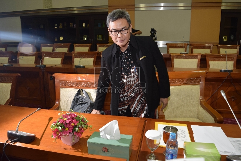 Johan Budi Sapto Pribowo menjalani uji layak dan kepatutan Calon Pimpinan (Capim) KPK bersama Komisi III di Kompleks Parlemen, Jakarta, Senin (14/12).   (Republika/Rakhmawaty La'lang)