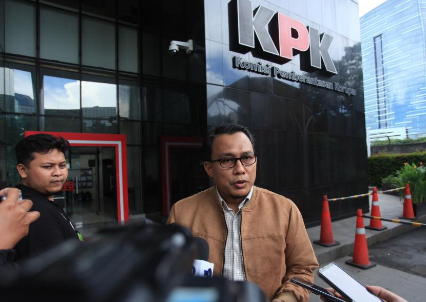 Juru Bicara KPK Ali Fikri menyampaikan perkembangan sejumlah perkara yang sedang ditangani penyidik, saat memberikan keterangan pers, di Gedung KPK Merah Putih, Jakarta, Selasa (7/6/2022).