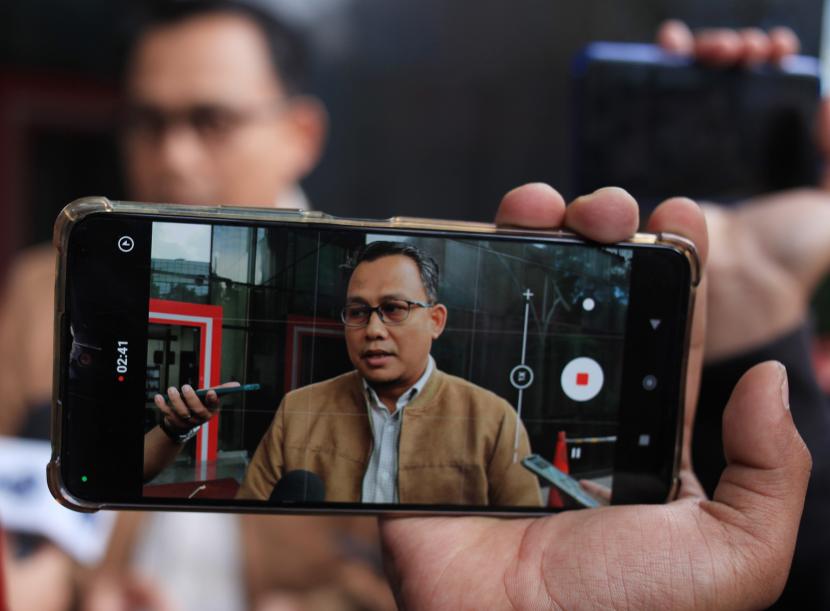 Juru Bicara KPK Ali Fikri membenarkan bahwa Bupati Mamberamo Tengah Ricky Ham Pagawak masuk ke dalam daftar pencarian orang (DPO). (ilustrasi)
