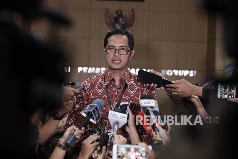 Juru bicara KPK Febri Diansyah memberikaan keterangan pers di Gedung KPK, Jakarta, Rabu (14/12) . Dalam keterangannya Febri mengkonfirmasi bahwa benar petugas KPK telah melakukan operasi tangkap tangan (OTT) terhadap pejabat Bakamla.