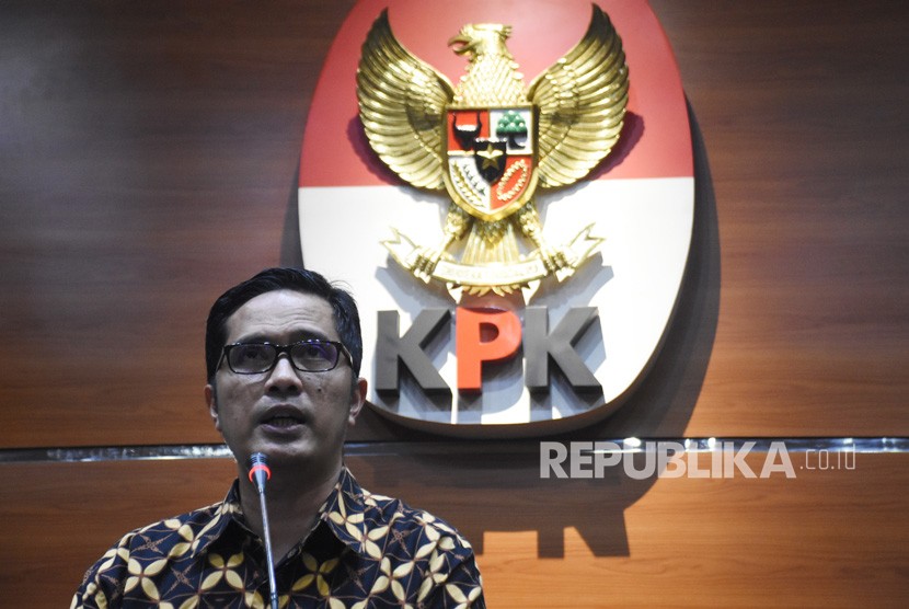 Juru bicara KPK Febri Diansyah memberikan keterangan pers mengenai penetapan tersangka baru pada kasus suap proyek Dinas PUPR Kabupaten Pakpak Bharat, di gedung KPK, Jakarta, Senin (23/9/2019).