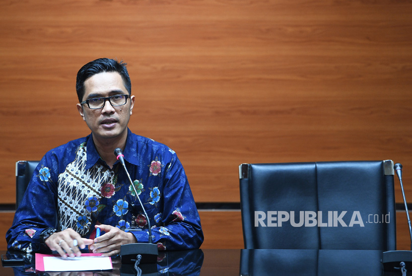 Juru Bicara KPK Febri Diansyah memberikan keterangan terkait penetapan tersangka baru kasus korupsi proyek pengadaan KTP elektronik di Gedung KPK, Jakarta, Rabu (19/7). 