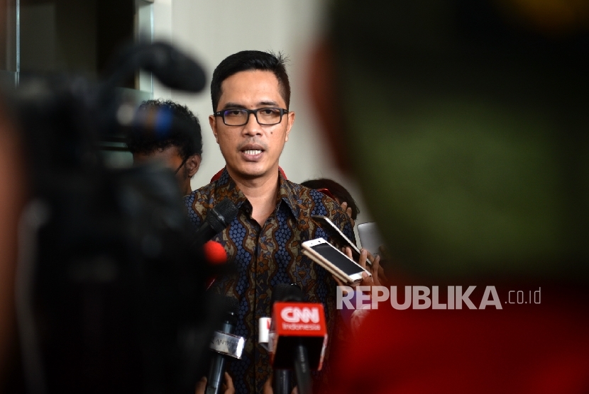  Juru Bicara KPK, Febri Diansyah memberikan paparan kepada wartawan di Gedung KPK, Jakarta, Selasa (16/5).