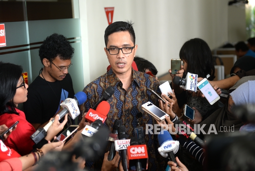  Juru Bicara KPK, Febri Diansyah memberikan paparan kepada wartawan di Gedung KPK, Jakarta, Selasa (16/5). 