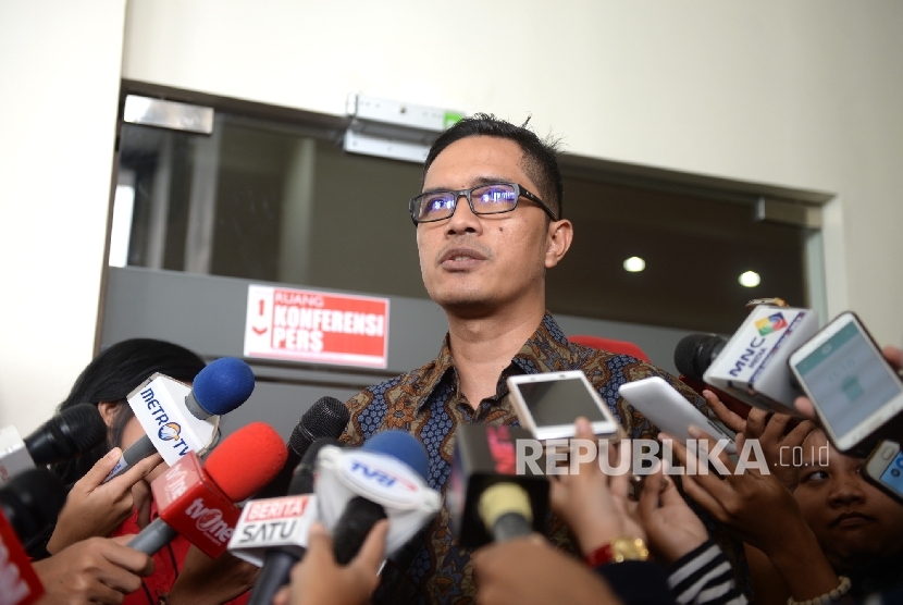Juru Bicara KPK, Febri Diansyah memberikan paparan kepada wartawan di Gedung KPK, Jakarta, Selasa (16/5).