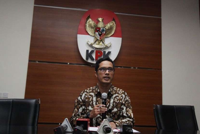Juru bicara KPK Febri Diansyah menyampaikan pernyataan pers di Gedung Merah Putih KPK, Jakarta, Rabu (12/4).