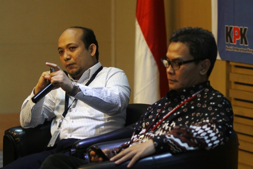 Juru Bicara KPK Johan Budi (kanan) didampingi penyidik Novel Baswedan