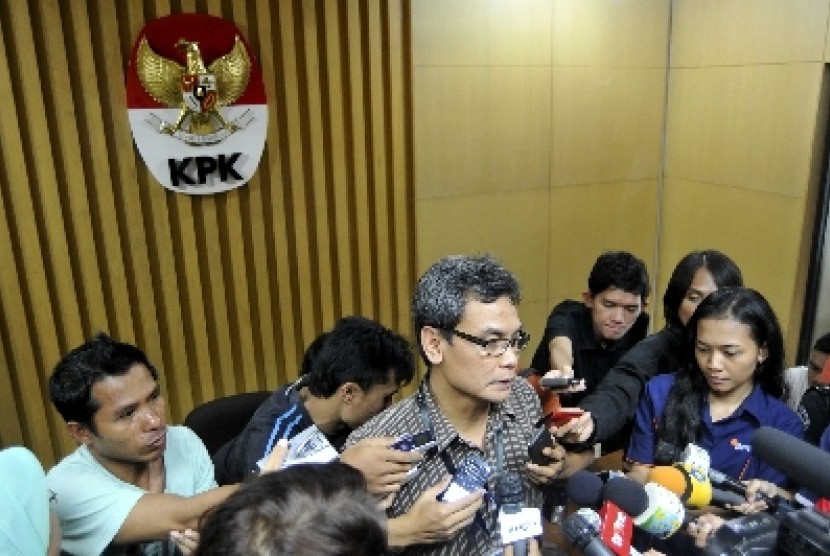  Juru Bicara KPK, Johan Budi, saat dikerumuni wartawan di Gedung KPK, Jakarta.