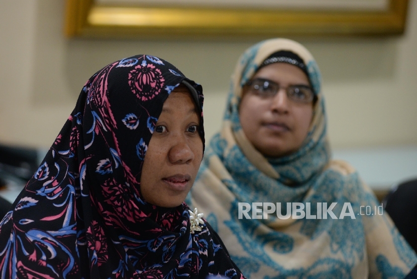 Juru Bicara Muslimah HTI Ifa Ainurrohmah (kiri), bersama anggota Muslimah HTI yang lain mengunjungi kantor Republika, Jakarta, Kamis (9/3). 