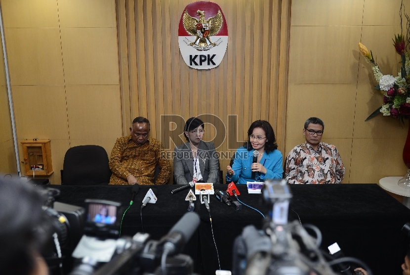 Juru Bicara Pansel Calon Pimpinan KPK, Betti S Alisjahbana (kedua kanan) memberikan keterangan kepada wartawan sesuai melakukan pertemuan bersama pimpinan KPK di Gedung KPK, Jakarta, Selasa (9/6).(Republika/Raisan Al Farisi)