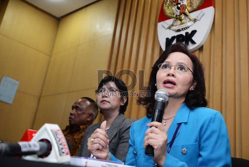 Juru Bicara Pansel Calon Pimpinan KPK, Betti S Alisjahbana (kanan) memberikan keterangan kepada wartawan sesuai melakukan pertemuan bersama pimpinan KPK di Gedung KPK, Jakarta, Selasa (9/6).(Republika/Raisan Al Farisi)