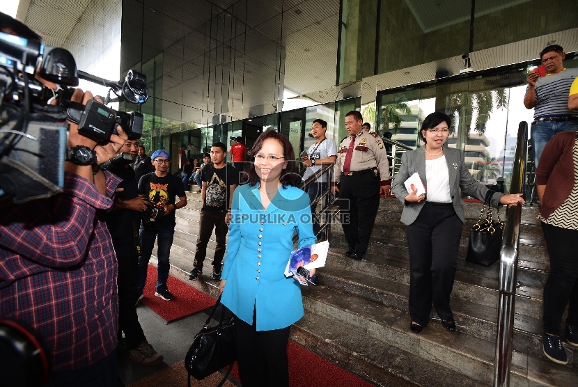 Juru Bicara Pansel Calon Pimpinan KPK, Betti S Alisjahbana (kiri) bersama Ketua Pansel Calon Pimpinan KPK, Destry Damayanti keluar dari Gedung KPK setelah melakukan pertemuan bersama pimpinan KPK di Gedung KPK, Jakarta, Selasa (9/6).(Republika/Raisan Al Fa