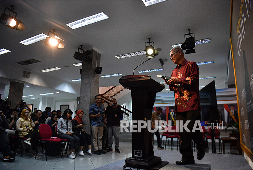 Juru bicara pemerintah untuk penanganan COVID-19 Achmad Yurianto bersiap memberikan keterangan pers di Kantor Presiden, Jakarta, Rabu (11/3/2020). ( Antara/Sigid Kurniawan)