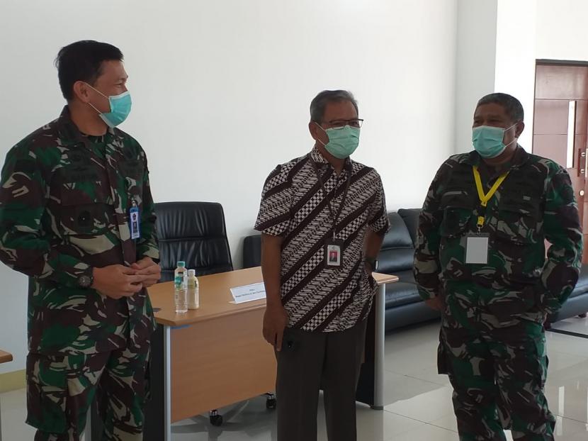 Juru Bicara Pemerintah untuk Penanganan Covid-19 Achmad Yurianto (tengah) mengunjungi Rumah Sakit Darurat Wisma Atlet, Kemayoran, Jakarta Pusat, Sabtu (23/5).