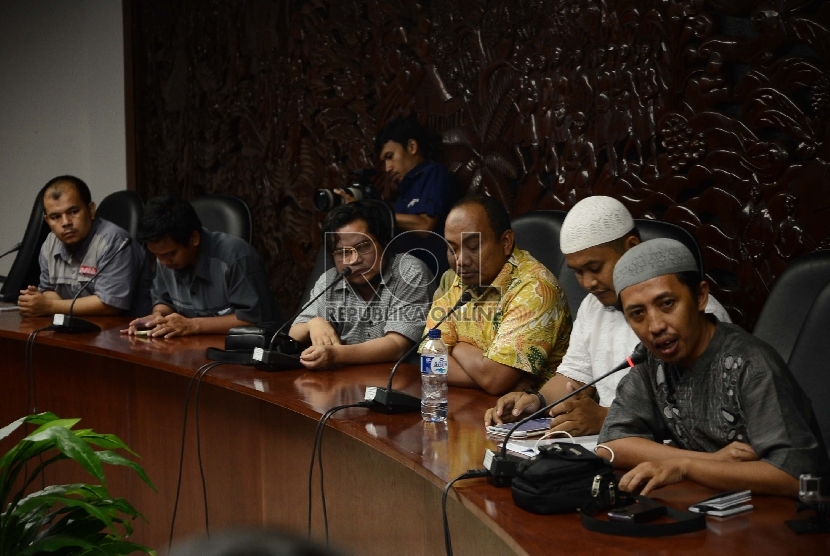 Juru bicara perwakilan situs islam Mahladi (kanan) berbicara saat audiensi Kominfo, BNPT dan Kemenag kantor Kominfo, Jakarta, Selasa (31/3).