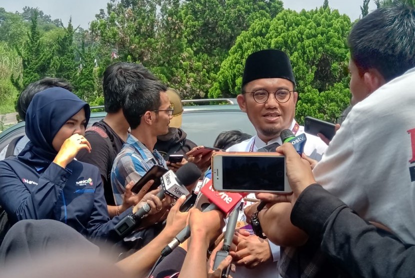 Juru Bicara Prabowo Subianto, Dahnil Anzar Simanjuntak menyampaikan 3 sikap politik Prabowo Subianto di Hambalang, Kabupaten Bogor, Rabu (16/10).