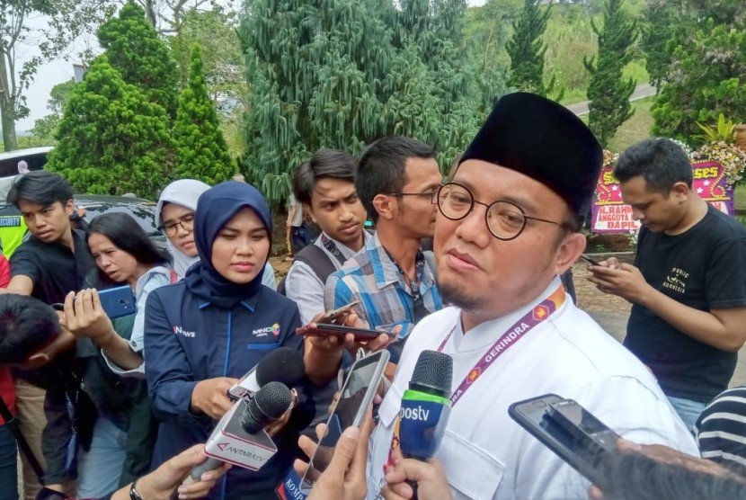 Juru Bicara Prabowo Subianto, Dahnil Anzar Simanjuntak menyampaikan 3 sikap politik Prabowo Subianto di Hambalang, Kabupaten Bogor, Rabu (16/10).