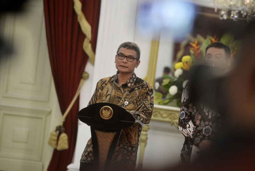 Juru Bicara Presiden Johan Budi menyampaikan keterangan pers terkait pembentukan Badan Restorasi Gambut di Istana Merdeka, Jakarta, Rabu (13/1). 