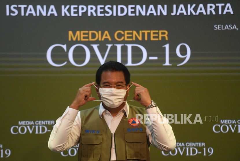 Juru Bicara Satgas COVID-19 Wiku Adisasmito berpose usai memberikan keterangan di Kantor Presiden, Jakarta, Selasa (21/7/2020).