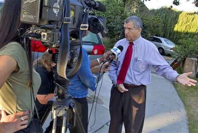 Juru bicara Sheriff California, Steve Whitmore, berbicara di depan rumah Nakoula Basseley Nakoula