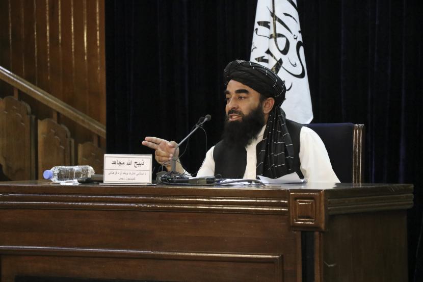 Juru bicara Taliban Zabihullah Mujahid berbicara dalam konferensi pers di Kabul, Afghanistan Senin, 6 September 2021.