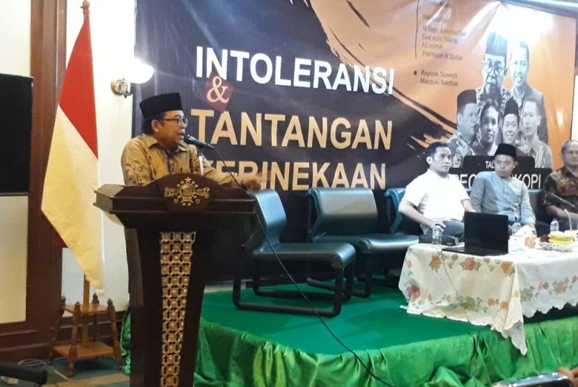 Juru Bicara Wakil Presiden RI, Masduki Baidlowi saat menjadi pembicara kunci dalam acara talkshow bertajuk Peci dan Kopi di Kantor PBNU, Jakarta Pusat, Jumat (28/2).