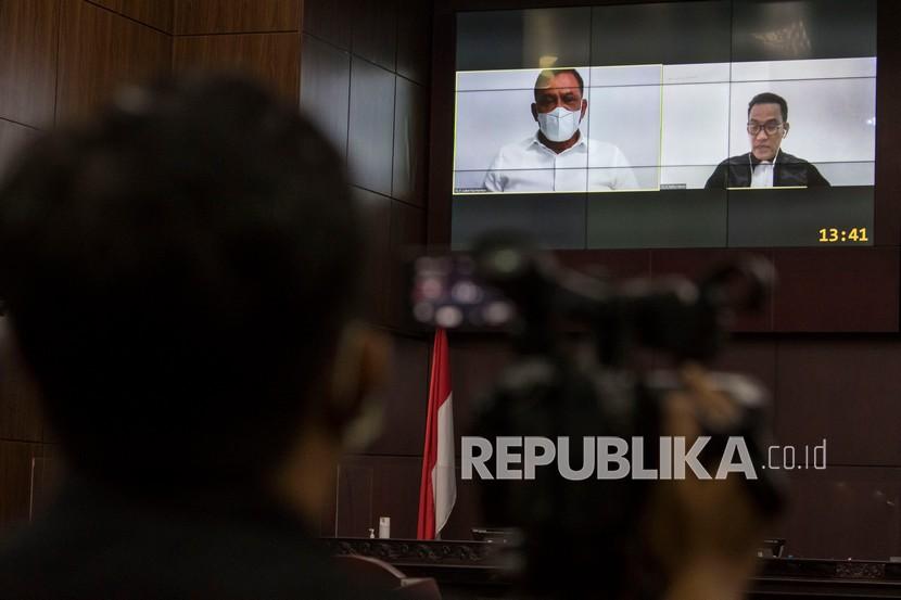 Juru kamera merekam video saat mantan Panglima TNI Jenderal (Purn) Gatot Nurmantyo (kiri layar proyektor) didampingi kuasa hukumnya, Refly Harun menyampaikan pandangannya saat sidang pengujian materiil Undang-undang Nomor 7 Tahun 2017 tentang Pemilhan Umum di Mahkamah Konstitusi, Jakarta.