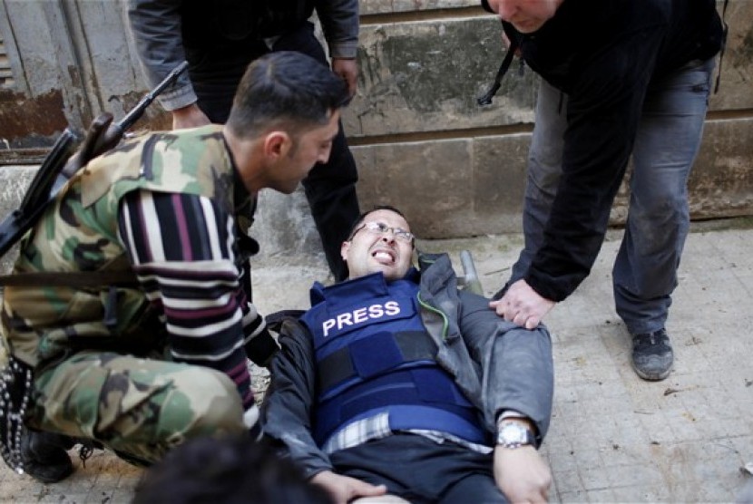 Juru kamera Reuters Ayman al-Sahili tertembak di kaki saat meliput di Aleppo, Suriah pada 2012.