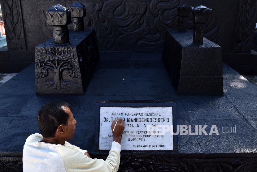 Juru kunci Priyono (69) mengecat prasasti makam Pahlawan Kebangkitan Nasional dr. Tjipto Mangoenkoesoemo di Ambarawa, Kabupaten Semarang, Jateng, Jumat (19/5). 