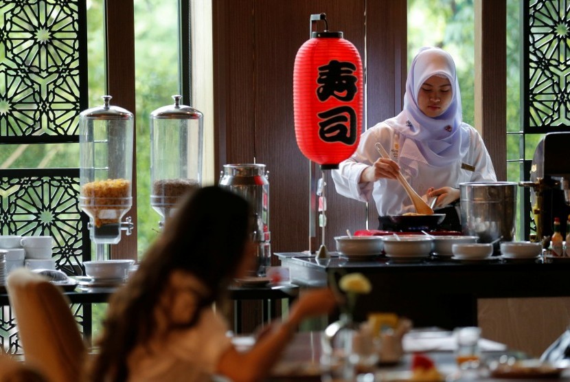 Juru masak meracik menu untuk tamu di hotel halal pertama di Bangkok, Al Meroz.