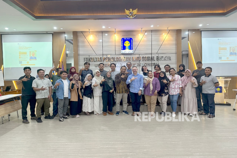 Jurusan Ilmu Komunikasi, Fakultas Psikologi dan Ilmu Sosial Budaya (FPSB) UII membuka Program Studi Magister Ilmu Komunikasi (MIKOM). Untuk mengenalkan prodi baru ini, Jurusan Ilmu Komunikasi UII yang saat ini terdiri Prodi S1 dan S2, mengadakan acara prapeluncuran (soft launching) dengan mengadakan rangkaian workshop ilmiah bersama Prof Kristian Bankov dari New Bulgarian University, Bulgaria.  