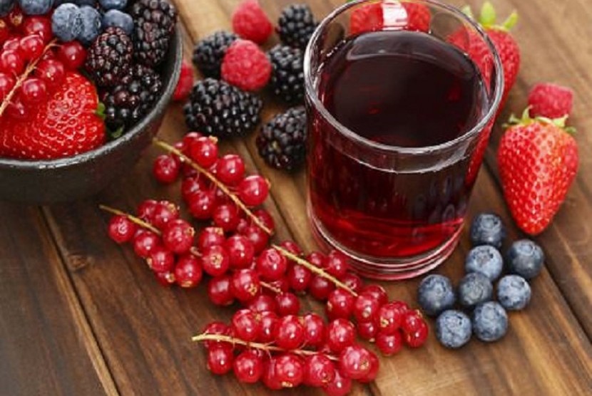 Jus campuran strawberry, blackberry, raspberi, blueberry. Enam Cemilan Sehat untuk Memperlambat Penuaan