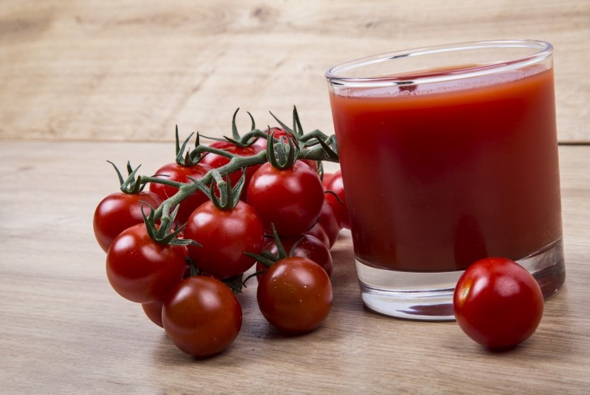 Jus tomat. Jus tomat dan teh hijau jadi salah satu minuman untuk cegah peningkatan kolesterol