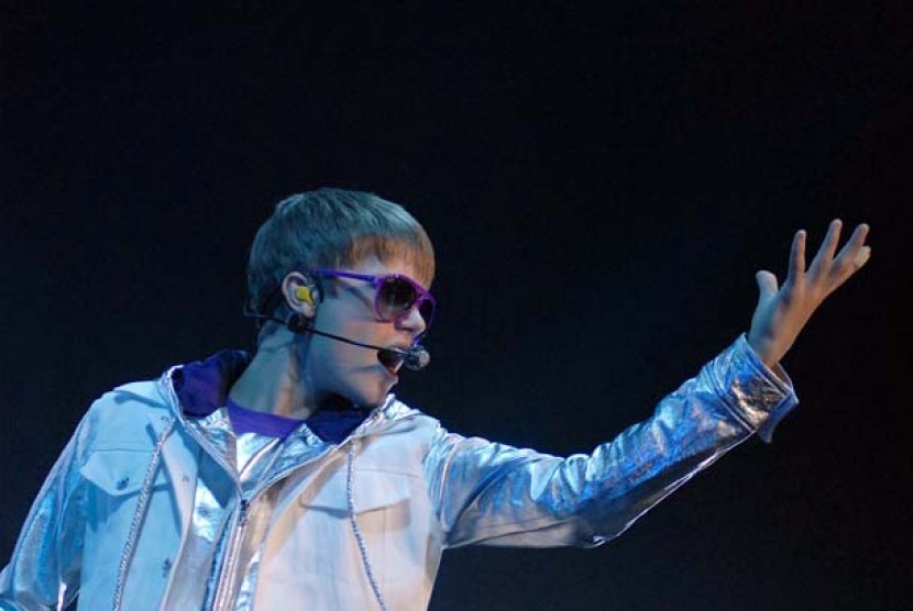 Justin Bieber beraksi menghibur ribuan pengunjung di Sentul International Convention Center, Bogor,Sabtu (23/4). Konser tersebut merupakan rangkaian dari 