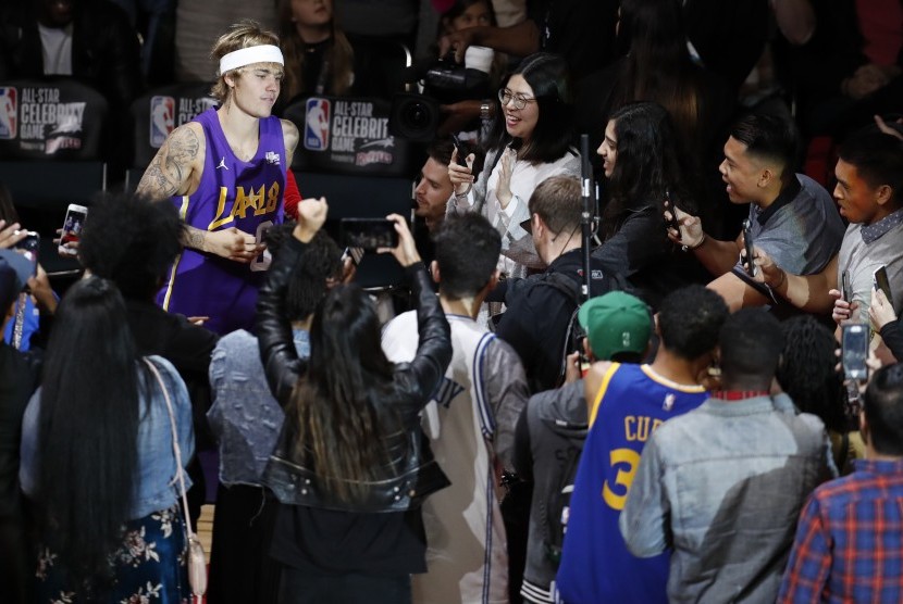 Justin Bieber ketika tampil pada All Star Celebrity Game di Los Angeles, Jumat (16/2) waktu setempat.