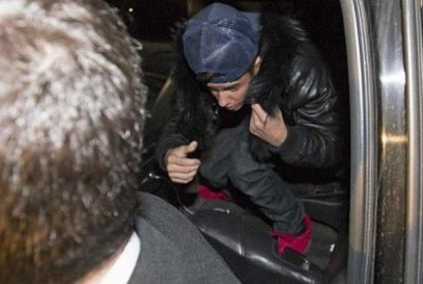 Justin Bieber saat tiba di Kantor Polisi Toronto, Kanada pada Rabu (29/010/2014)