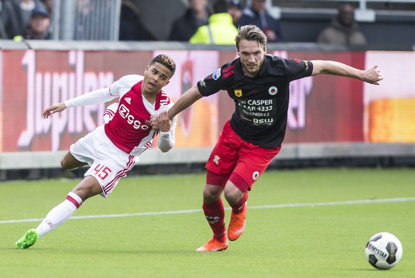 Justin Kluivert (kiri) pada laga Eredivisie lawan Excelsior di Rotterdam, Ahad (19/3). Justin mencetak satu gol pada laga ini.