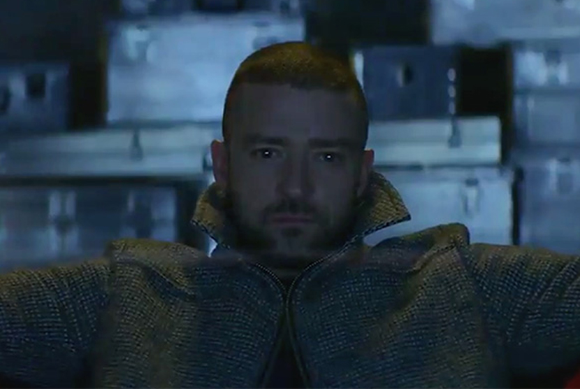 Justin Timberlake dalam video musik Supplies