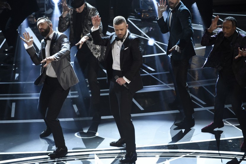 Justin Timberlake saat menyanyi di panggung Oscar, (27/2).